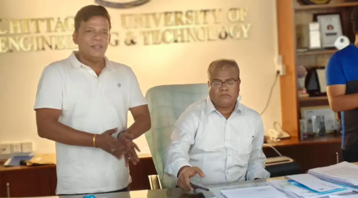 চুয়েটে প্রশাসনিক ভবনের তালা ভেঙে ঢুকলেন নতুন উপাচার্য