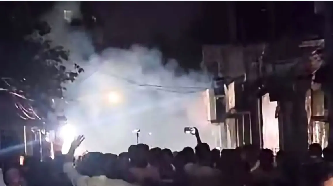 চট্টগ্রামে শিশু ধর্ষণ : টিয়ারগ্যাস নিক্ষেপ করেও অভিযুক্তকে নিতে যেতে পারেনি পুলিশ