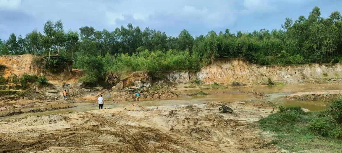 লামায় মাটি কাটার দায়ে ১ জনের ১৫ দিনের কারাদণ্ড ও স্কেভেটর জব্দ