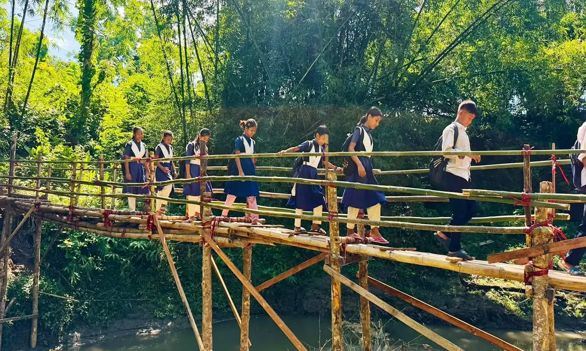 লক্ষ্মীছড়িতে দুর্গম পাহাড়ে যাতায়াতের নতুন সেতুবন্ধন, সাঁকো বানাল সেনাবাহিনী