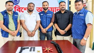 হাটহাজারীতে পুলিশের অভিযানে বিদেশি পিস্তলসহ স্বেচ্ছাসেবকলীগ নেতা গ্রেফতার
