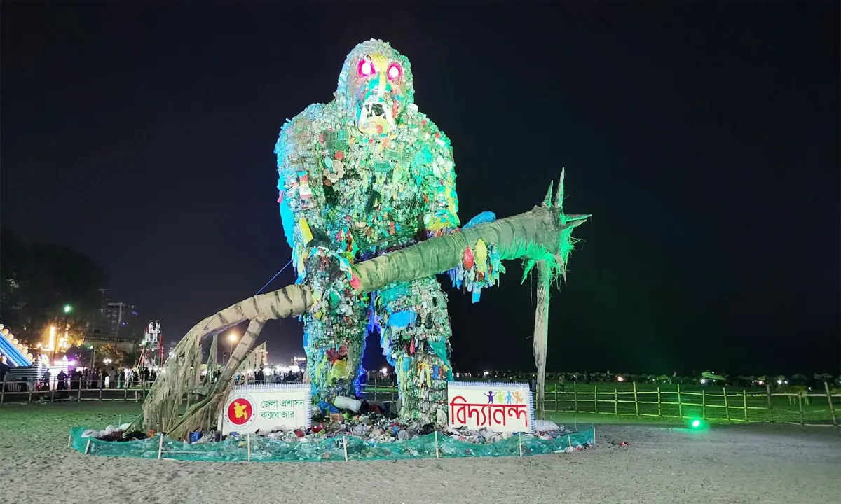 কক্সবাজার সৈকতে ৫০ ফুটের প্লাস্টিক দানব, তৈরি ৫ টন বর্জ্যে
