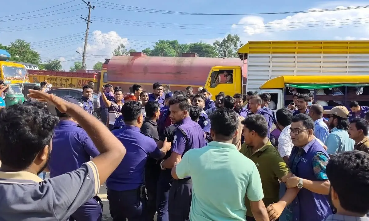 পটিয়ায় মহাসড়ক অবরোধ, পুলিশের সঙ্গে ধস্তাধস্তি, আহত ৩