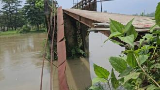 ঝুঁকি নিয়ে পার হচ্ছেন পটিয়া-আনোয়ারার হাজারো মানুষ, সেতু নির্মানের দাবি