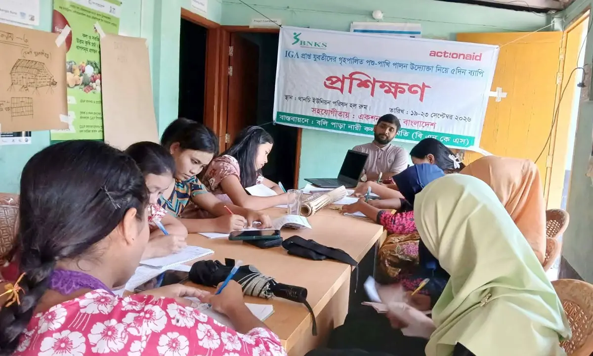 থানচিতে যুবতীদের প্রাণিসম্পদ ও উদ্যোক্তা প্রশিক্ষণ