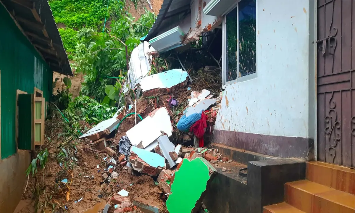 বান্দরবানে পাহাড় ধসে তিনটি ঘরবাড়ি ভাঙ্গন, ৭ পরিবারকে সরিয়ে নিলো প্রশাসন