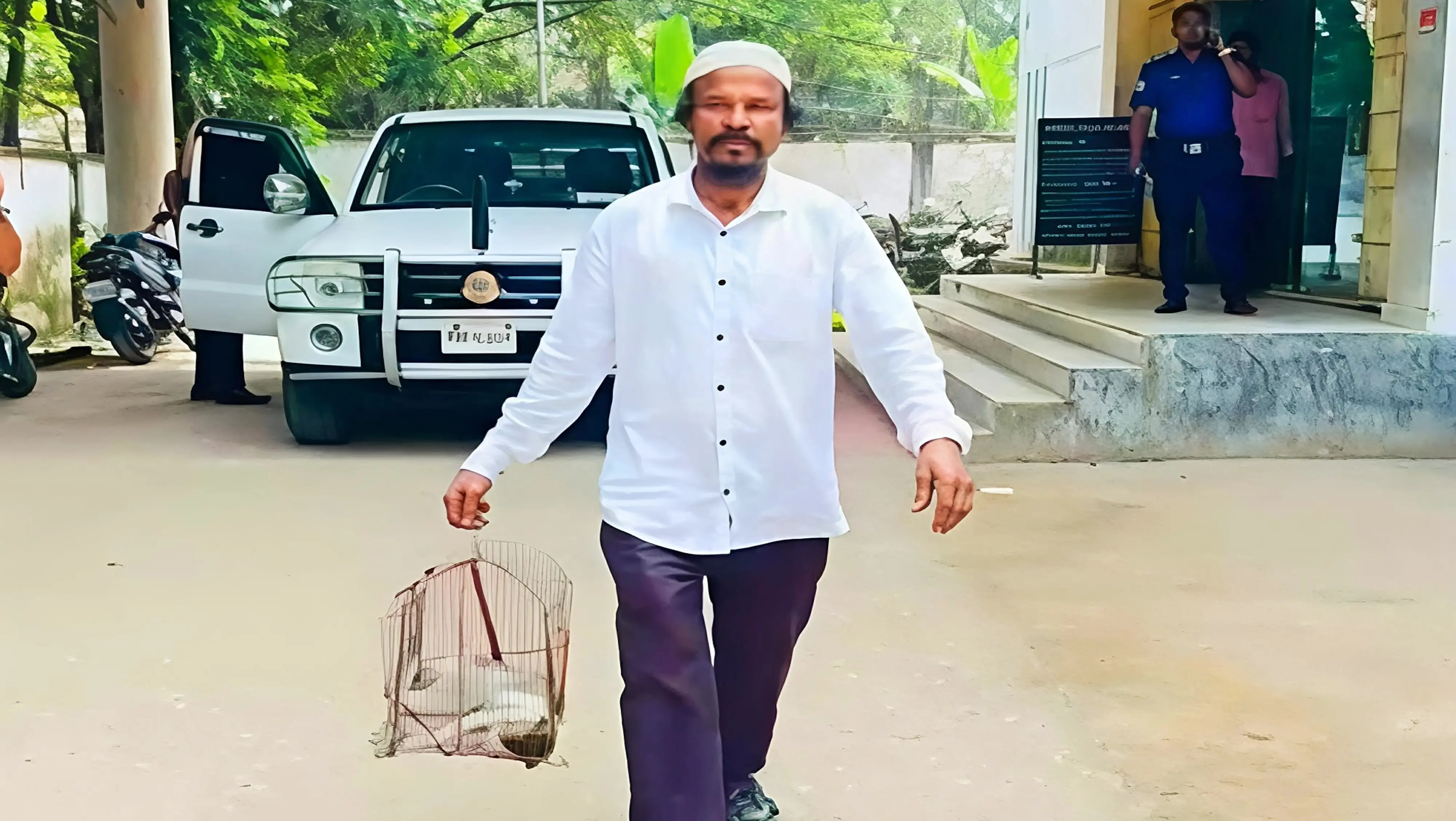 চকরিয়ায় পোষা বিড়ালকে পিটিয়ে হত্যা, বিচার চেয়ে থানায় মালিক