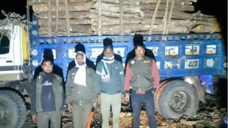 বান্দরবানে বন বিভাগের অভিযানে জ্বালানি কাঠভর্তি ট্রাক জব্দ