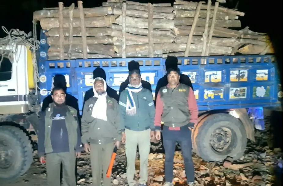 বান্দরবানে বন বিভাগের অভিযানে জ্বালানি কাঠভর্তি ট্রাক জব্দ