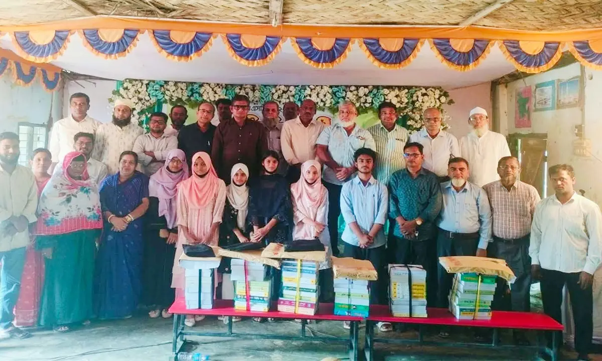 আনোয়ারায় কৃতি শিক্ষার্থী সংবর্ধনা ও শিক্ষা সামগ্রী প্রদান