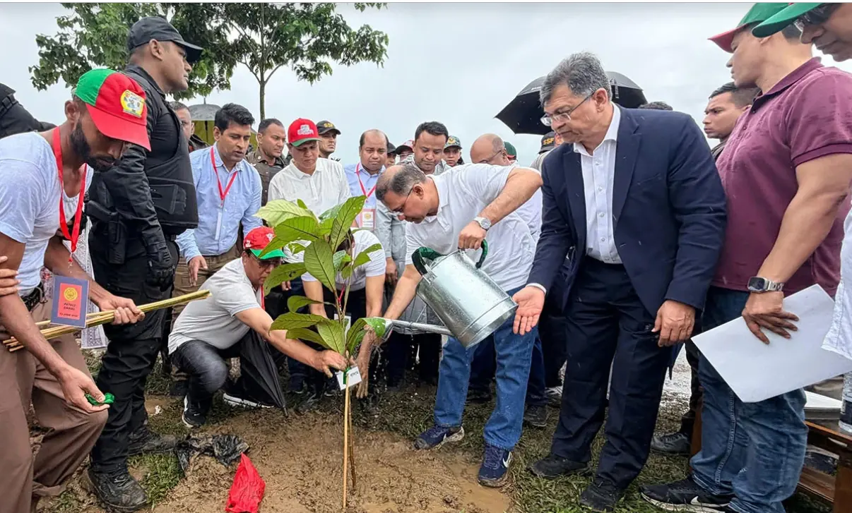 ডুলাহাজারা সাফারি পার্কে প্রধানমন্ত্রী তারেক রহমান স্মারক বইয়ে স্বাক্ষর ও বৃক্ষরোপণ
