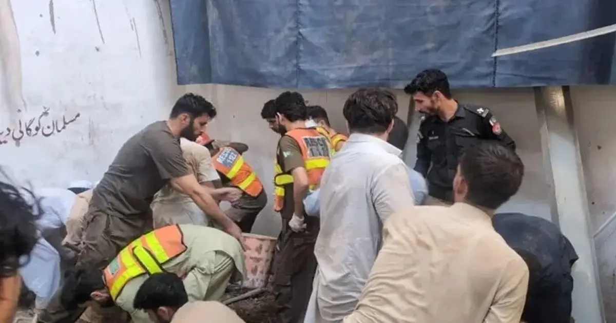 পাকিস্তানে স্কুলের ছাদ ধসে ১৭ শিক্ষার্থীসহ নিহত ১৮