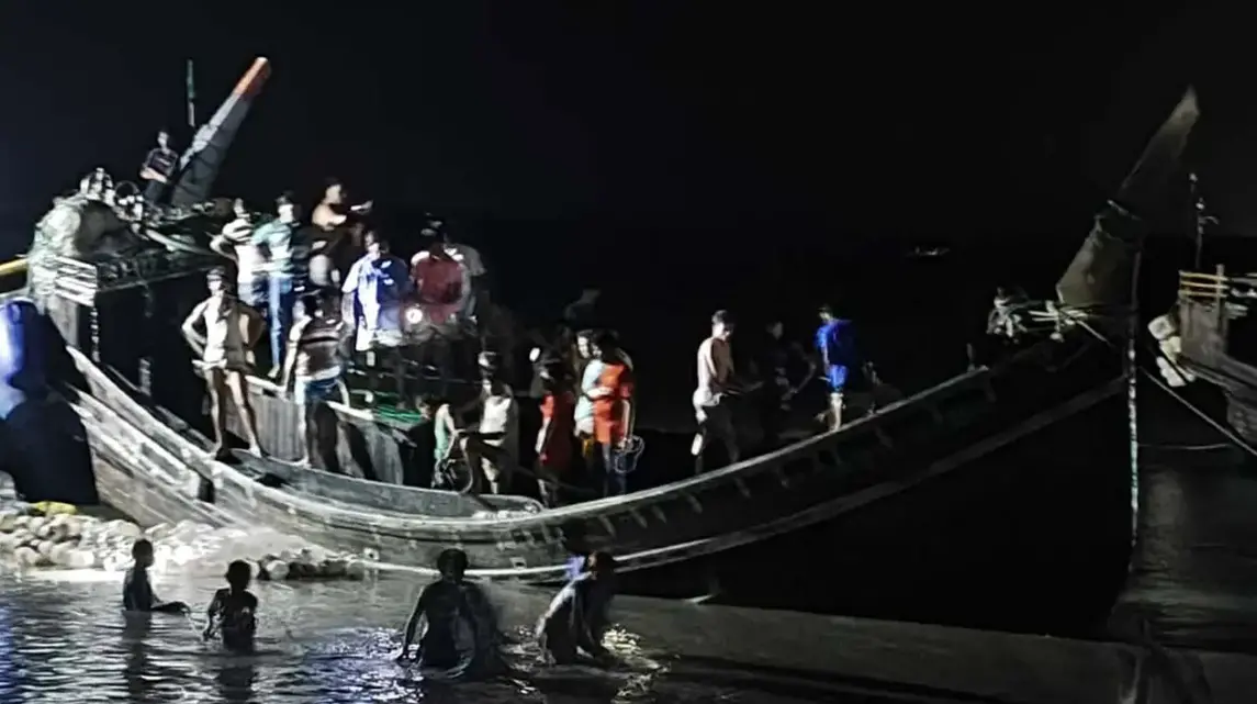 কুতুবদিয়ায় ট্রলারডুবির ঘটনায় ৪ জেলের মরদেহ উদ্ধার, নিখোঁজ ১