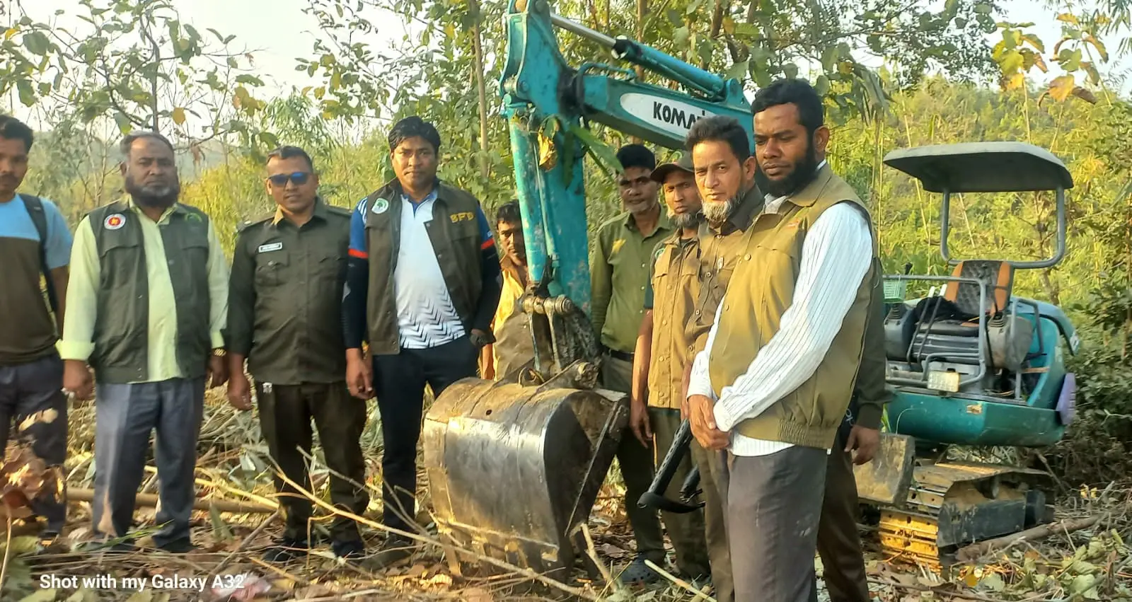 বান্দরবানে পাহাড় কাটায় বন বিভাগের হানা, স্কাভেটর জব্দ