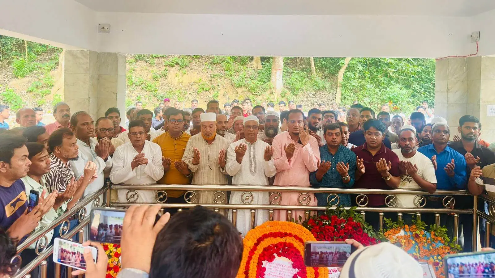 রাঙ্গুনিয়ায় শহীদ জিয়ার মাজার জিয়ারতের মধ্য দিয়ে সীতাকুণ্ডের বিএনপি প্রার্থীর প্রচারণা শুরু