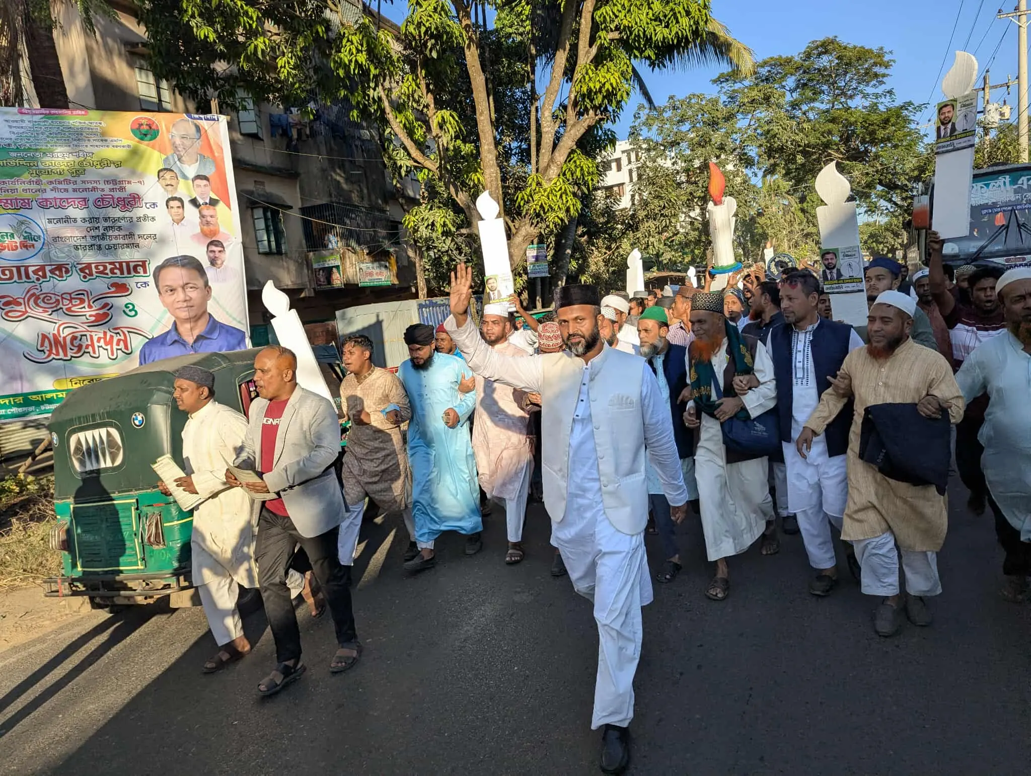 রাহাতিয়া দরবার শরীফে জিয়ারতের মধ্য দিয়ে মোমবাতি প্রতীকের প্রার্থী ইকবাল হাছানের নির্বাচনী পদযাত্রা শুরু