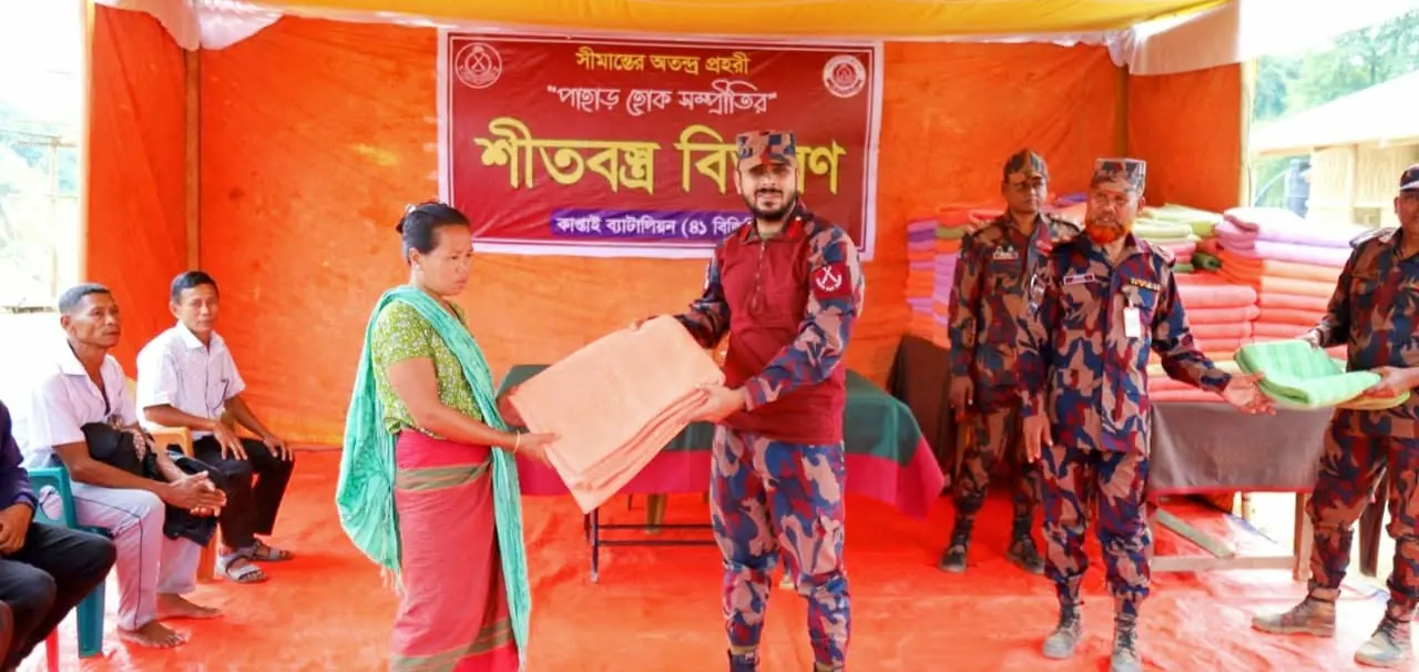 জুরাছড়ির দুর্গম পাহাড়ে দেড়শ পরিবারের মাঝে শীতবস্ত্র বিতরণ করল ৪১ বিজিবি