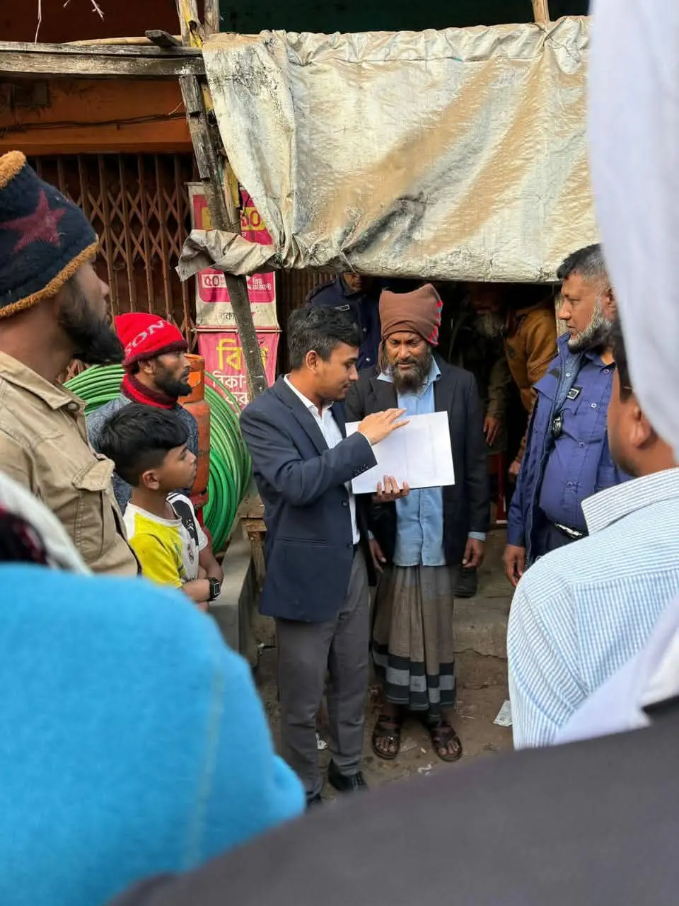 ঈদগাঁওয়ে বেশি দামে গ্যাস বিক্রি, তিন ব্যবসায়ীকে জরিমানা