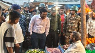 সাতকানিয়ায় দ্রব্যমুল্য সহনীয় রাখতে প্রশাসনের অভিযান, জরিমানা আদায়