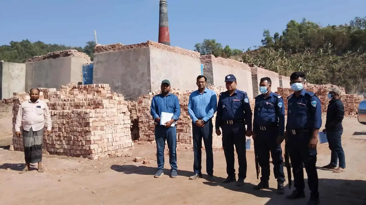 সাঙ্গুর খবরের জেরে লামায় ৫ ইটভাটায় ১০ লাখ টাকা জরিমানা