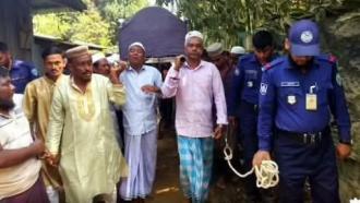 ‎রামুতে হাত কড়া পড়া অবস্থায় মায়ের জানাজায় অংশ নেওয়া ২ ভাই হারালেন বাবাকেও, মিলেনি স্থায়ী মুক্তি