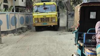 লামায় ভারী ট্রাক চলাচলে জনদুর্ভোগ,স্বাস্থ্যঝুঁকি ও রাস্তা ধ্বংসের অভিযোগ উঠেছে