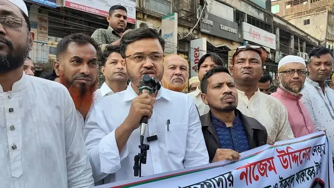 চকরিয়ায় সাংবাদিকদের ওপর হামলার প্রতিবাদে মানববন্ধন, সন্ত্রাসীদের ২৪ ঘণ্টার মধ্যে গ্রেফতারের আল্টিমেটাম