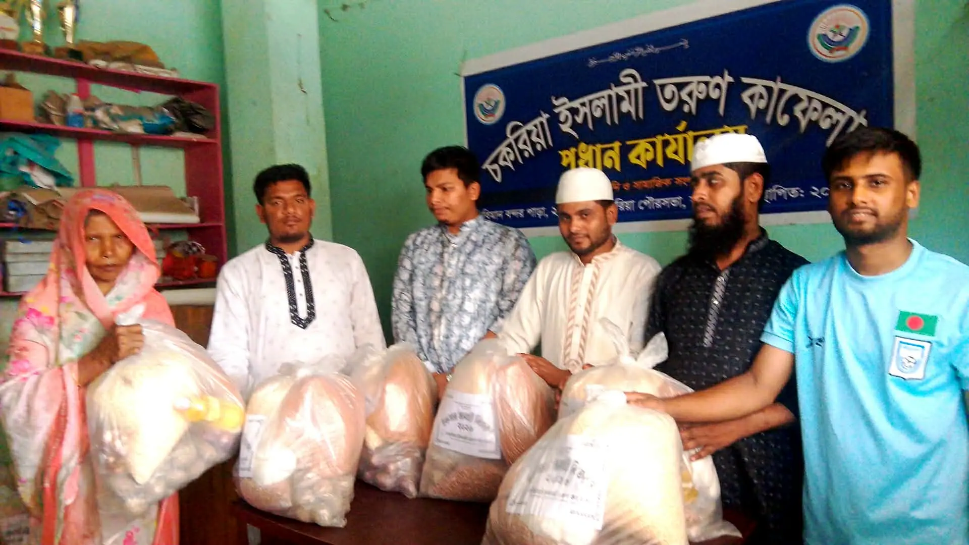 চকরিয়া ইসলামী তরুণ কাফেলার উদ্যোগে অসহায় পরিবারে ইফতার সামগ্রী বিতরণ
