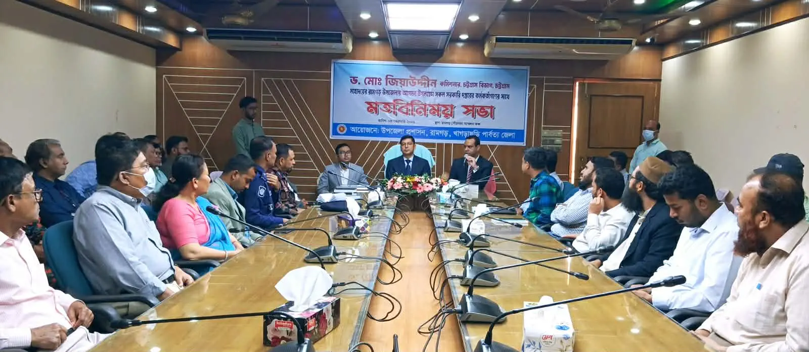 চট্টগ্রাম বিভাগীয় কমিশনারের সাথে রামগড়ে সরকারি কর্মকর্তাদের মতবিনিময় সভা অনুষ্ঠিত