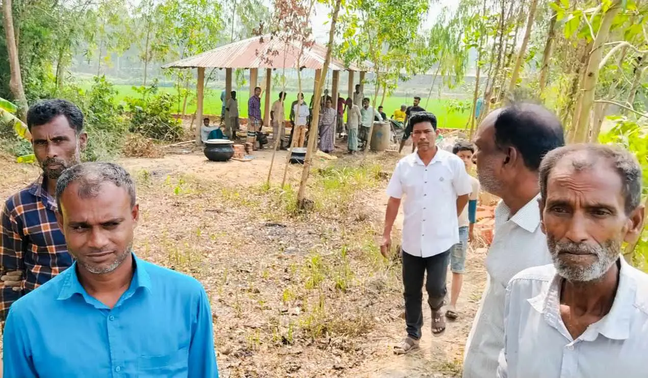 বাঁশখালীতে হিন্দুদের শ্মশানের উপর চালাচল রাস্তা বানানোর চেষ্টা, ক্ষোভ, উত্তেজনা শ্মশানের নিরাপত্তায় নারী পুরুষের পাহারা!