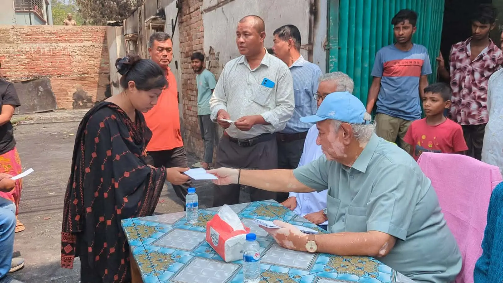বান্দরবানে অগ্নিকান্ডে ক্ষতিগ্রস্থদের পাশে দাঁড়ালেন সাচিং প্রু জেরী এমপি
