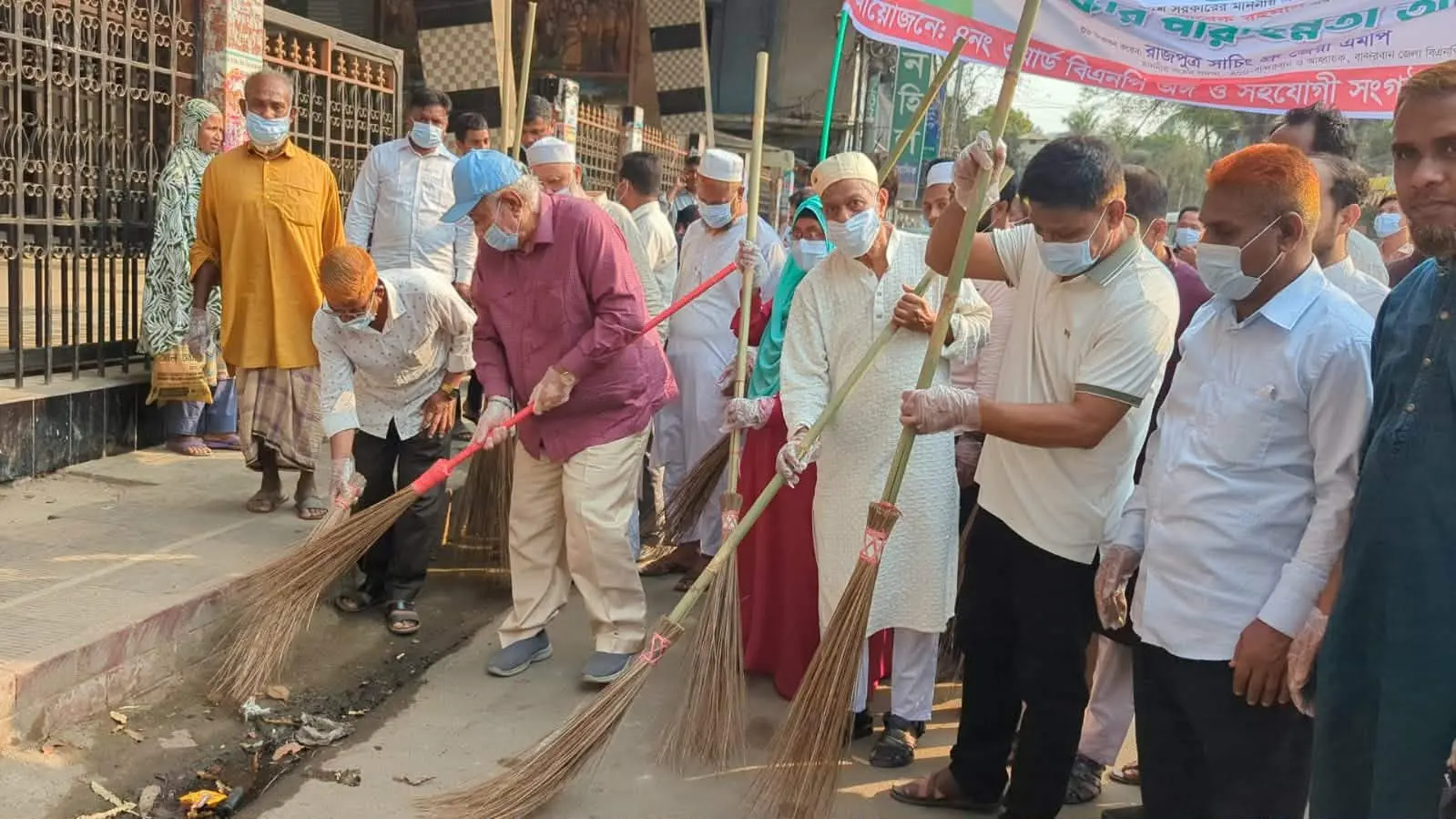 প্রধানমন্ত্রী তারেক রহমানের নির্দেশনায় বান্দরবান শহর পরিষ্কার পরিচ্ছন্নতা অভিযান