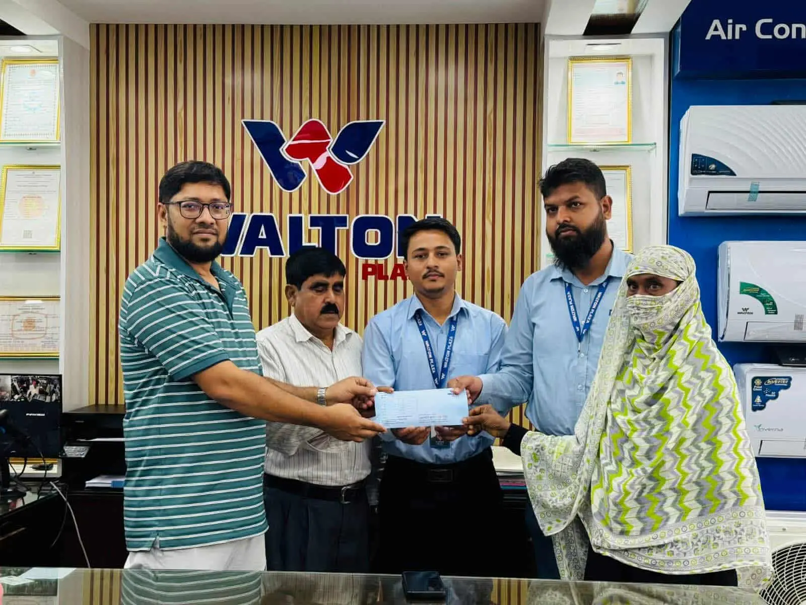 লামায় দুর্ঘটনায় ক্ষতিগ্রস্ত পরিবারকে ওয়ালটন প্লাজার পক্ষ থেকে সহায়তা প্রদান