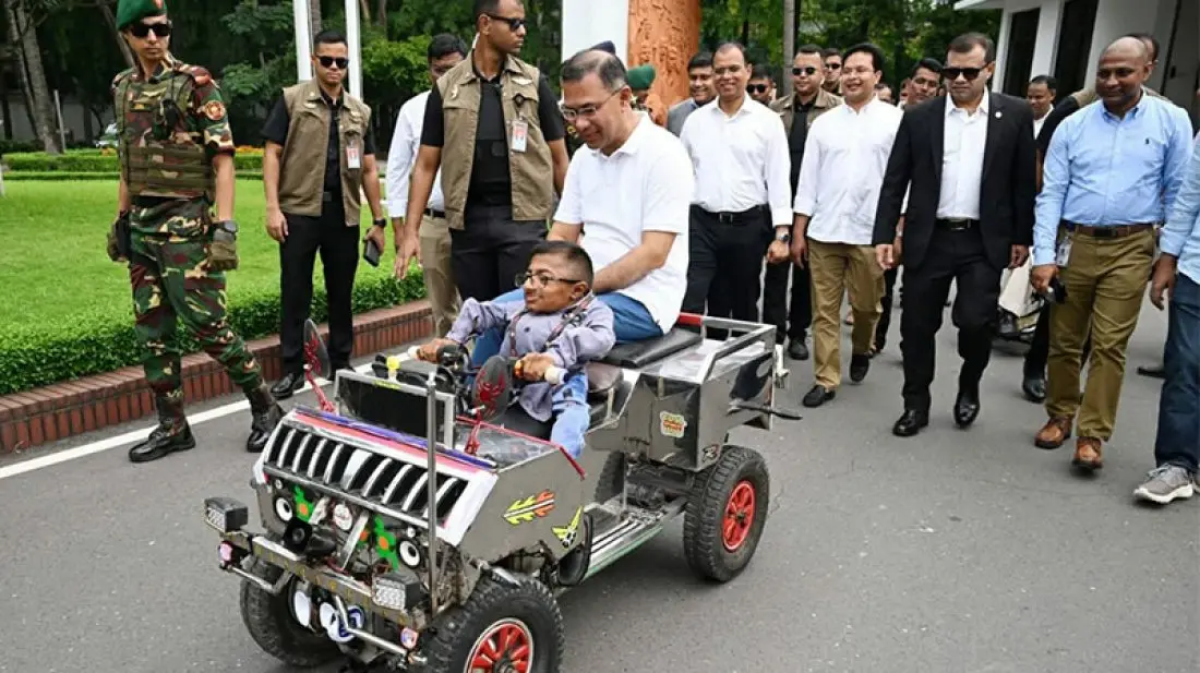 বিশেষ চাহিদাসম্পন্ন তরুণের বানানো ‘স্মার্ট কারে’ চড়লেন প্রধানমন্ত্রী