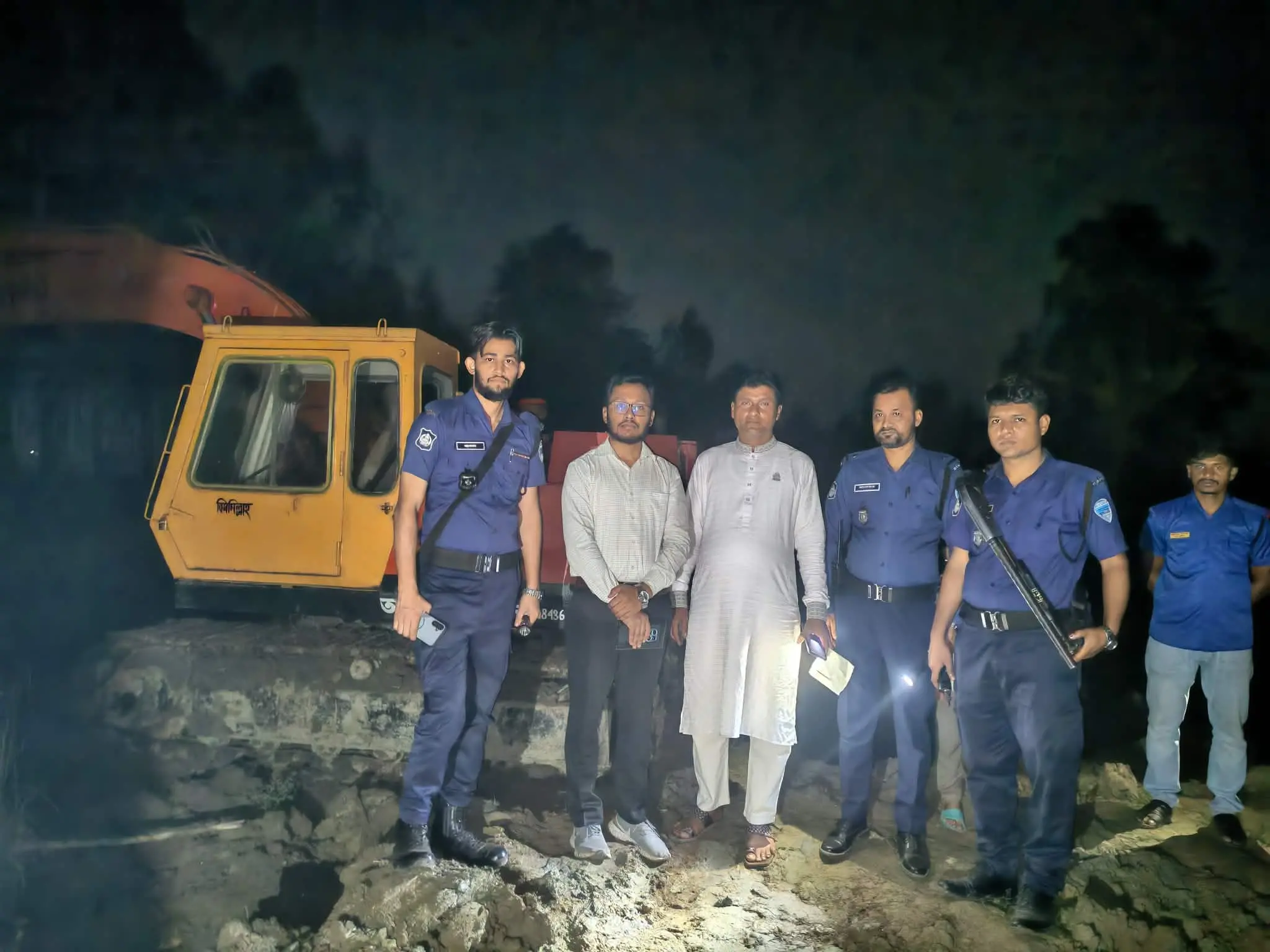 বাঁশখালীতে প্রেসিডেন্ট জিয়ার খনন করা খাল ভরাট ও বাঁধ নির্মাণের সময় আওয়ামী লীগ নেতা আটক ৬ মাসের কারাদন্ড, জরিমানা