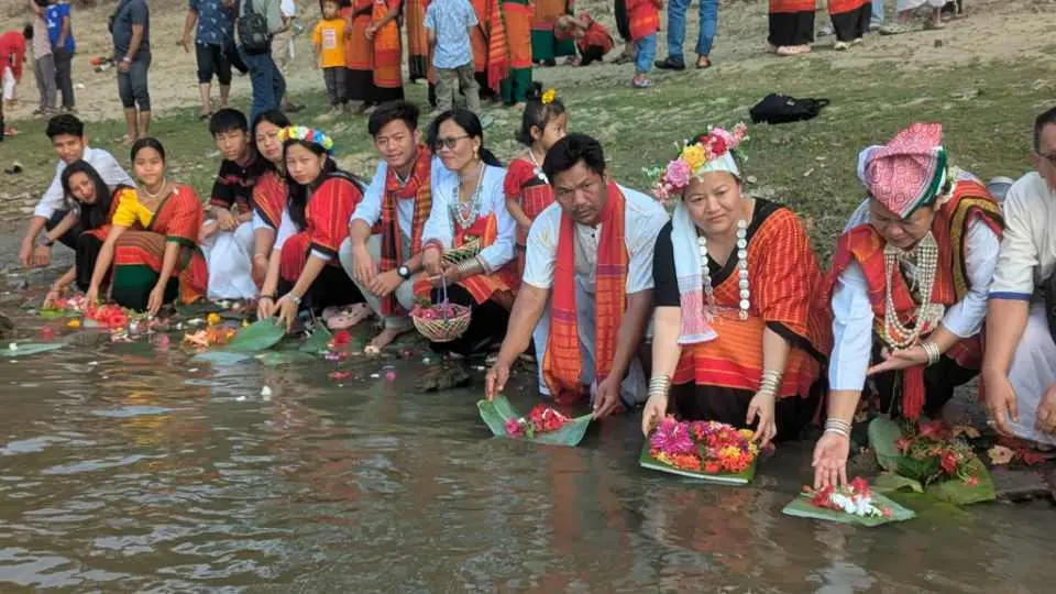 বান্দরবানে সাঙ্গু নদীতে ফুল ভাসিয়ে বিজু-বিষু বরণ