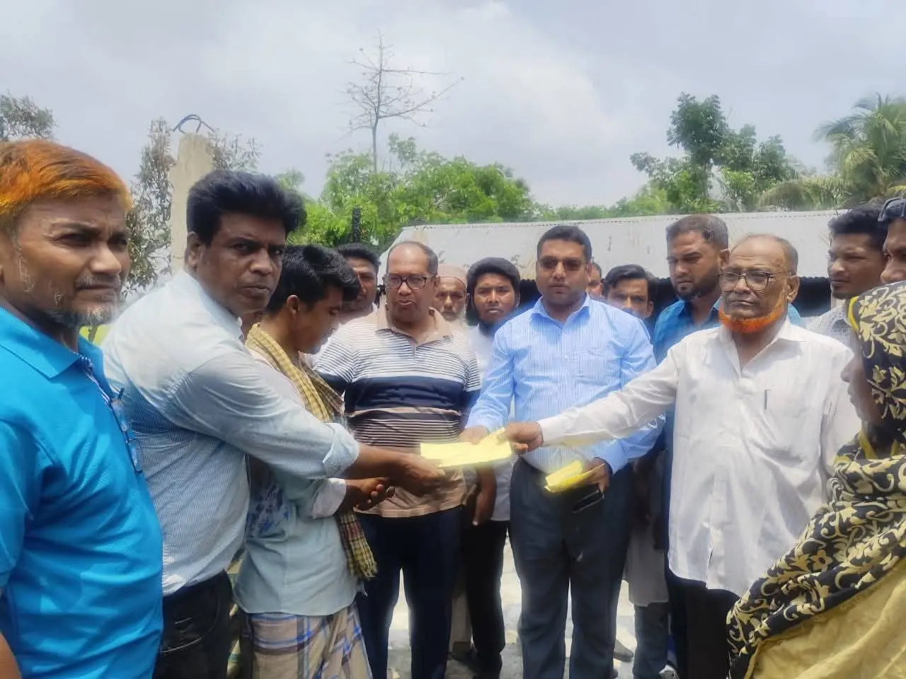চকরিয়ার কোনাখালীতে অগ্নিকাণ্ডে ক্ষতিগ্রস্ত পরিবারের মাঝে কোস্ট ফাউন্ডেশনের নগদ অর্থ সহায়তা
