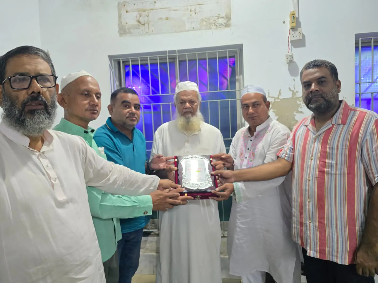 ৫৮ বছর পর খতিবের সম্মানজনক বিদায়, আমৃত্যু পাবেন সম্মাননী