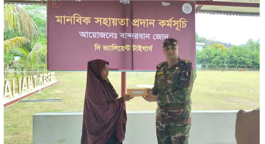 শেষ আশ্রয় অনিশ্চিত, অসহায় বিধবা মহিলার পাশে দাঁড়ালো বান্দরবান সেনা জোন