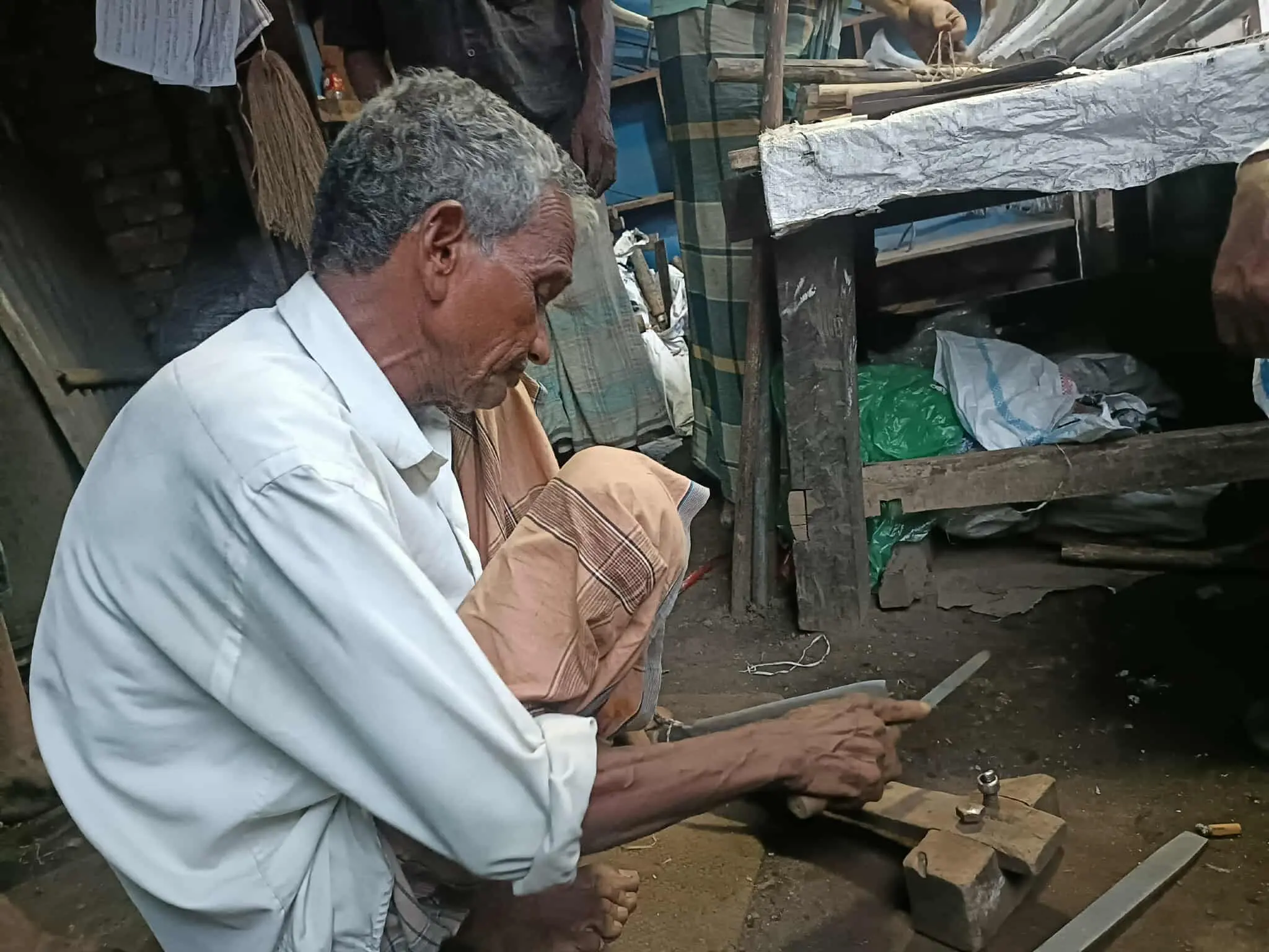 বয়স ৭০, তবু থামেনি অরুণ কর্মকারের হাতুড়ি