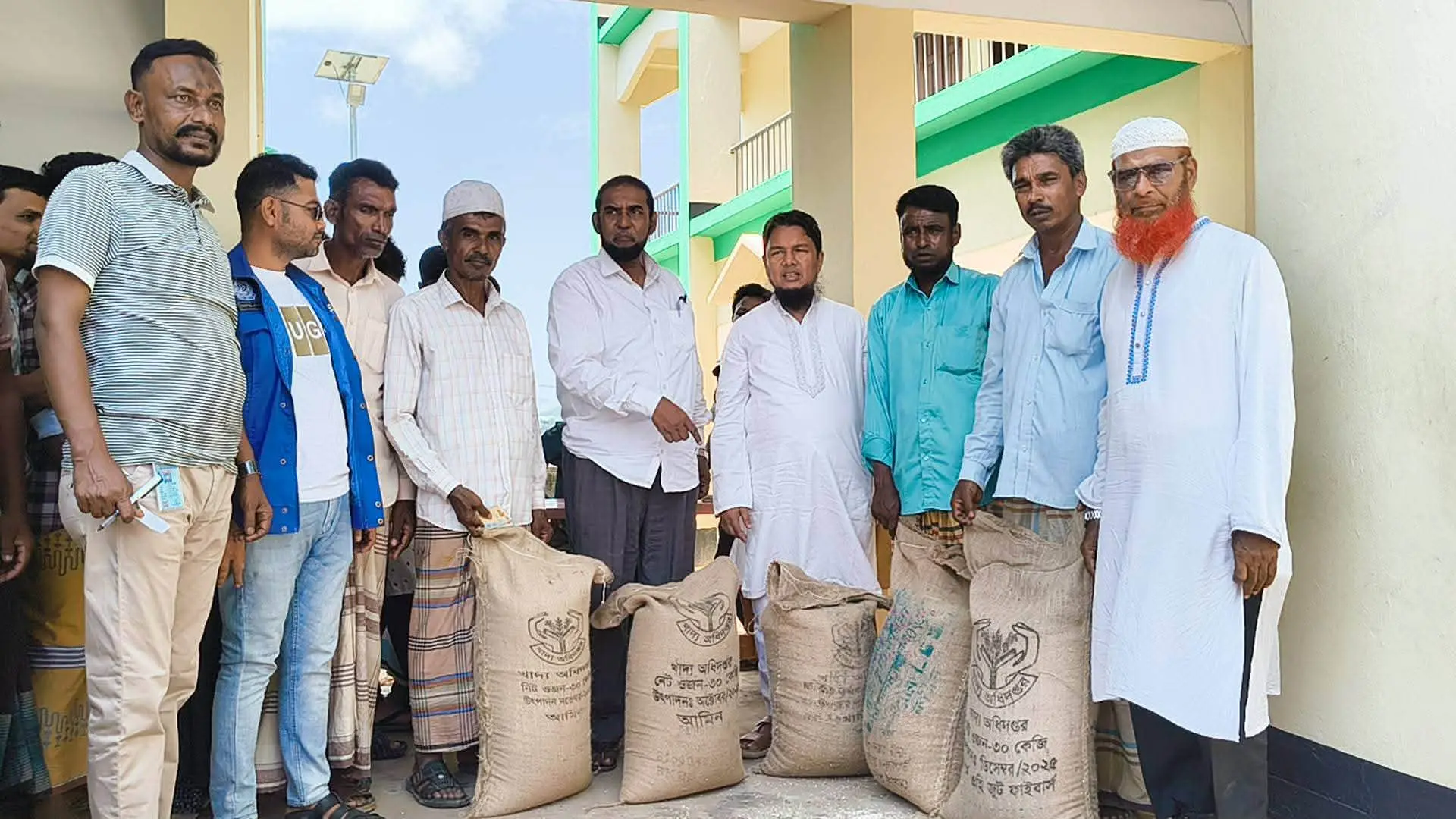 টেকনাফের হ্নীলায় নিবন্ধিত জেলেদের মাঝে বিশেষ ভিজিএফ চাল বিতরণ