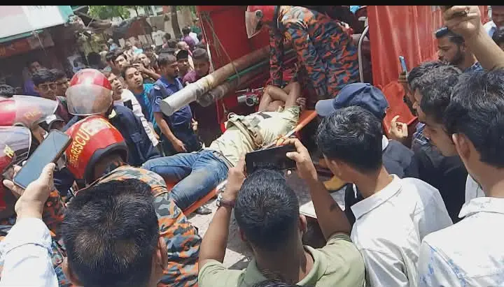 শাটডাউন নিয়েও চালু হলো বিদ্যুৎ, চকরিয়ায় খুঁটিতে কাজ করতে গিয়ে শ্রমিকের দুইপা বিচ্ছিন্ন