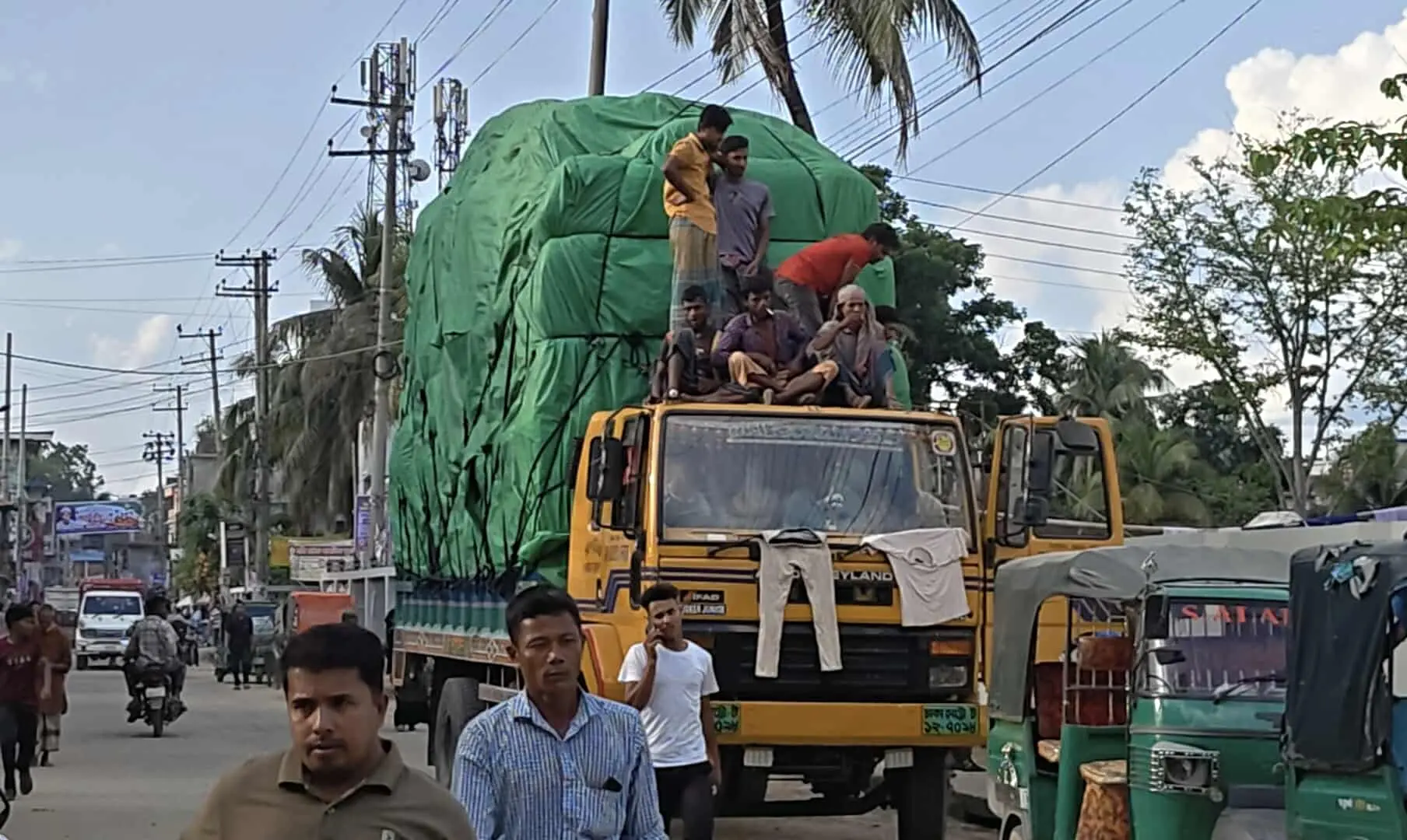 লামায় ট্রাফিক আইন অমান্য করে চলছে অতিরিক্ত পণ্যবাহী তামাকের ট্রাক, বাড়ছে দুর্ঘটনা!
