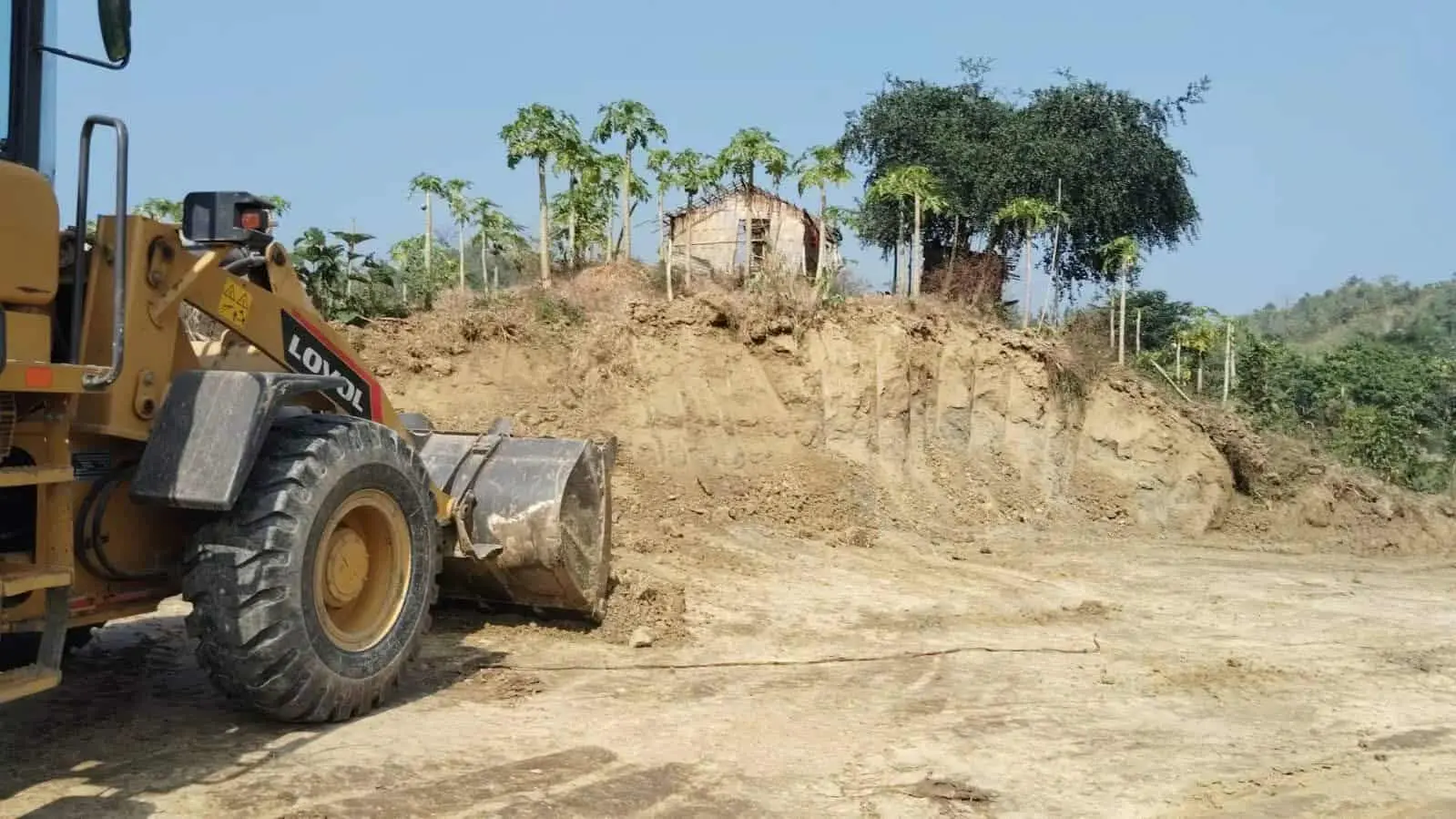 লামায় নতুন ইটভাটা স্থাপনের উদ্দেশ্যে এস্কেভেটর দিয়ে পাহাড় কেটে সাবাড়