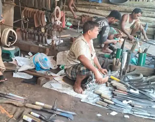 রামুতে কোরবানিকে ঘিরে ভিড় বাড়ছে কামারদের দোকানগুলোতে