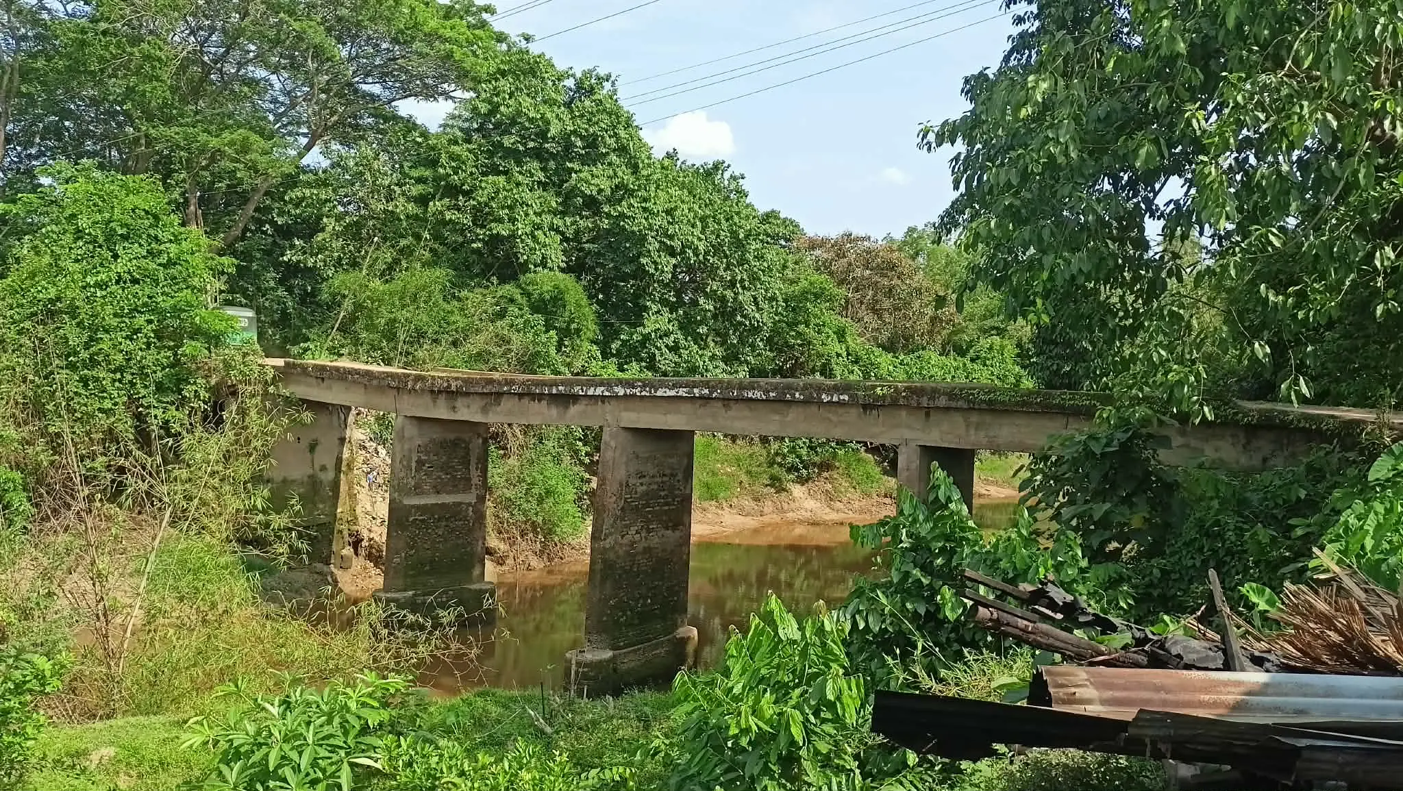 মুক্তিযোদ্ধাদের স্মৃতিবিজড়িত শান্তিরহাট গজারিয়া খালের সেতুটি ধসে পড়ার শঙ্কা, ঝুঁকি নিয়ে চলাচল করছে হাজারো মানুষ, পুনর্নির্মাণের দাবি স্থানীয়দের