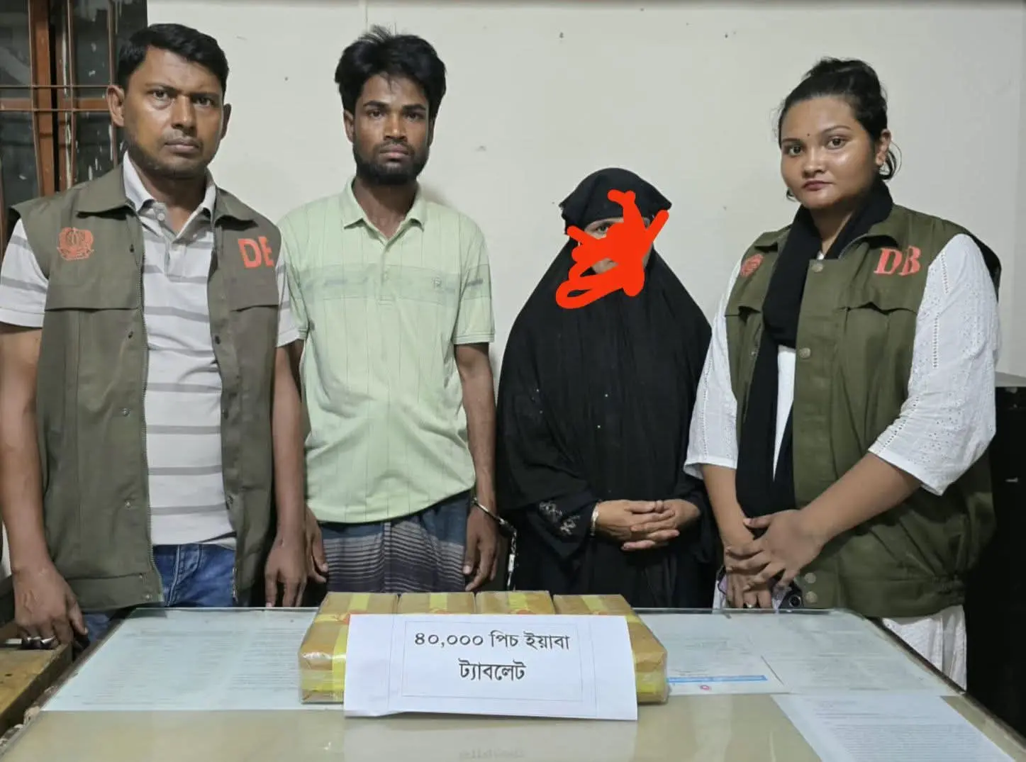 রামুর কচ্ছপিয়ায় গোয়েন্দা পুলিশের অভিযানে ৪০ হাজার ইয়াবাসহ নারীসহ আটক ২
