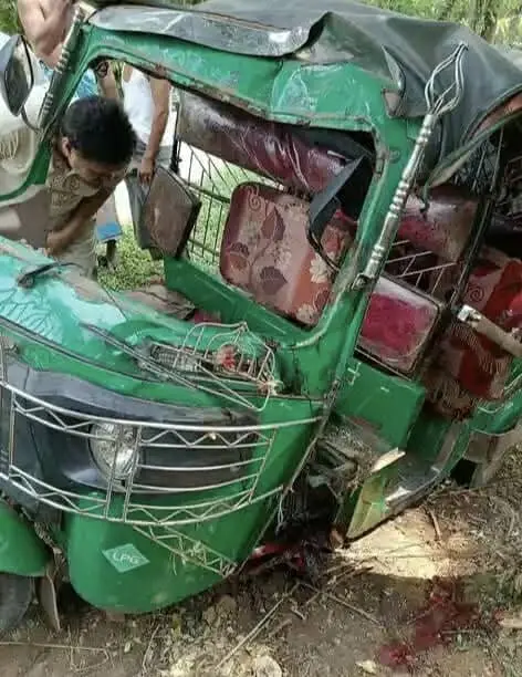লামায় সিএনজি নিয়ন্ত্রণ হারিয়ে গাছে ধাক্কা: চালক নিহত, আহত ৫