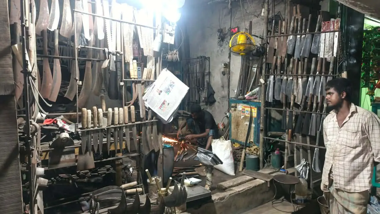 ঈদ ঘনিয়ে আসতেই ব্যস্ততা তুঙ্গে, দিন-রাত একাকার কামারশিল্পীদের