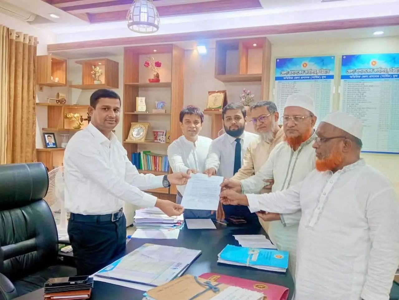 সাতকানিয়া দানুর মার ঘাটে ডলু নদীর ওপর ব্রিজের দাবিতে জেলা প্রশাসককে স্মারকলিপি